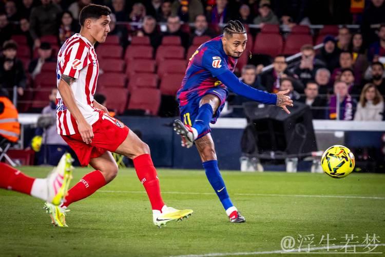 巴萨9000万巨星救主：单刀打空门 亲吻队徽！4万人鼓掌致敬