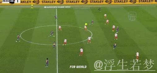 巴萨9000万巨星救主：单刀打空门 亲吻队徽！4万人鼓掌致敬