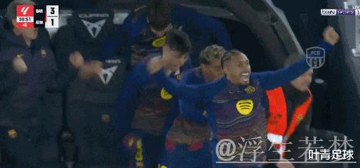 巴萨9000万巨星救主：单刀打空门 亲吻队徽！4万人鼓掌致敬